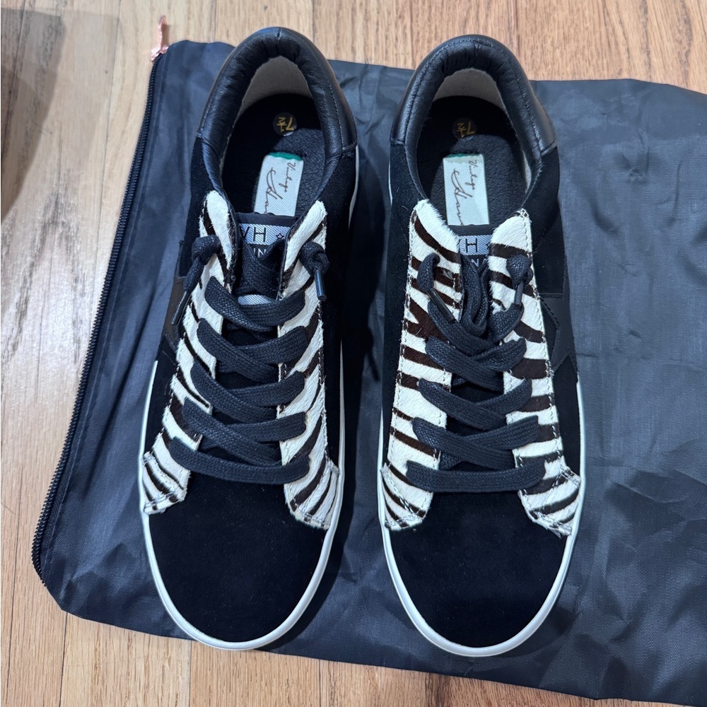 Vintage Havana Black and White Sneakers in 7.5 - Picture 6 of 9